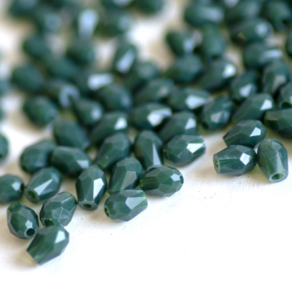 бусина "капля", граненая, стекло, цвет бутылочный зеленый, 5х3мм