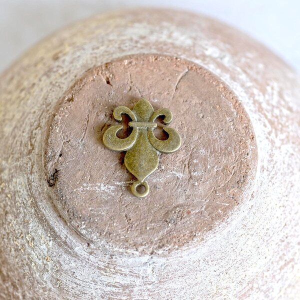 подвеска металлическая "королевская лилия",  цвет античная бронза, 22х17х2 мм