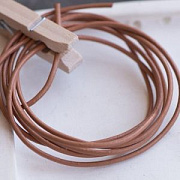 Шнур кожаный, цвет рыжевато-коричневый, диаметр 1.5 мм