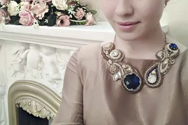 Ожерелье из бисера на фетровой основе