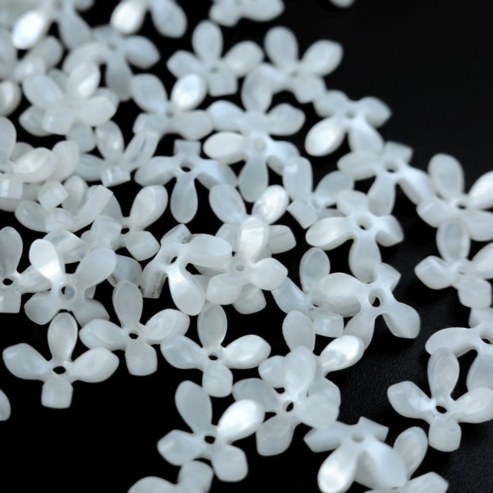 бусина, смола "сирень", цвет белый перламутр, 13x13x3 мм