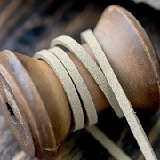Шнур из искусственной замши, бежевый, 3х1.5 мм