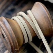 Шнур из искусственной замши, бежевый, 3х1.5 мм